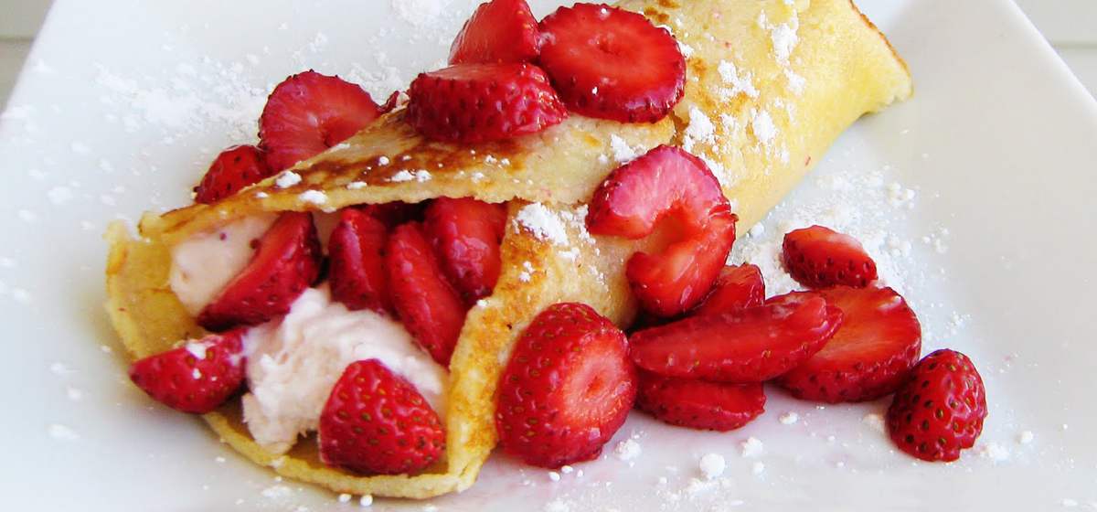 2014 10Oct Recipes StrawberryCrepes Feature