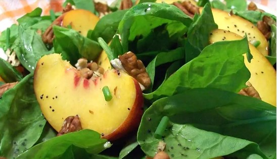 spinach-salad-with-peaches-and-pecans