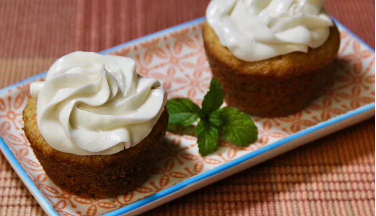 fluffy-carrot-muffins-with-cream-cheese-frosting