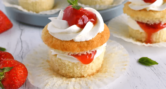 strawberries-and-cream-cupcakes